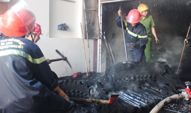 Cháy lớn ở căn nhà 3 tầng khoá kín cửa - ảnh 1