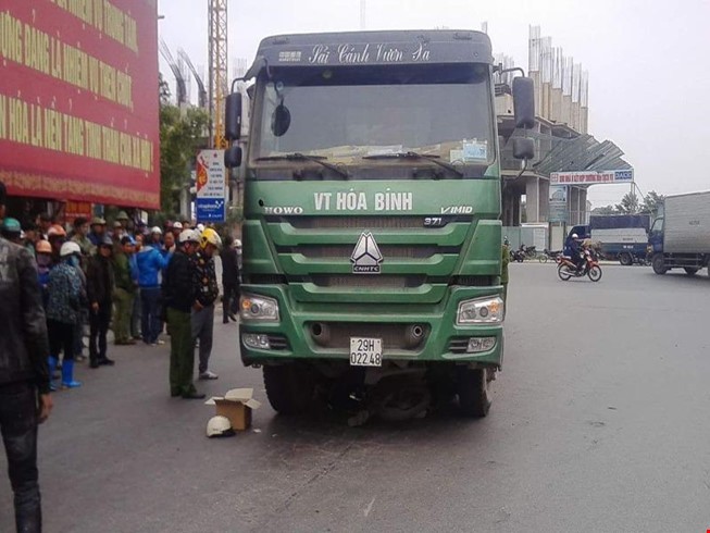 BẢN TIN ATGT: Xe tải không người lái tông sập quán cơm - ảnh 1