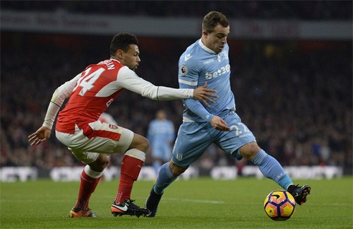 Arsenal lên đầu bảng Ngoại hạng Anh - ảnh 1
