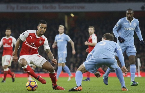 Arsenal lên đầu bảng Ngoại hạng Anh - ảnh 2