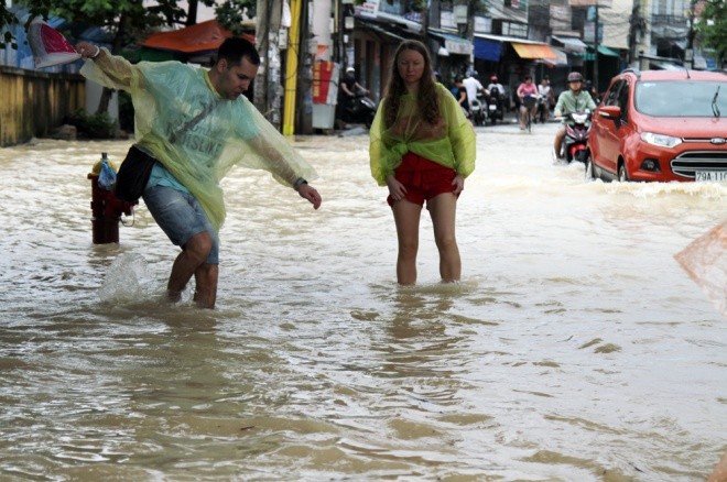 Trường học, bệnh viện ở Nha Trang ngập trong lũ - ảnh 10