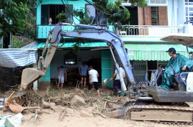 Trường học, bệnh viện ở Nha Trang ngập trong lũ - ảnh 11