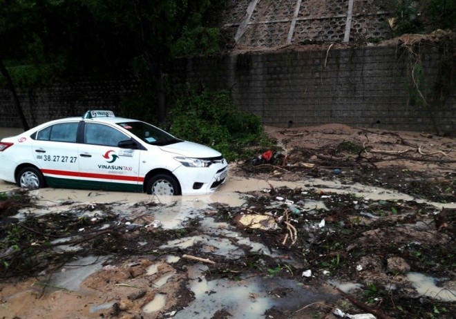Trường học, bệnh viện ở Nha Trang ngập trong lũ - ảnh 12