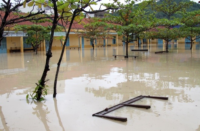 Trường học, bệnh viện ở Nha Trang ngập trong lũ - ảnh 2