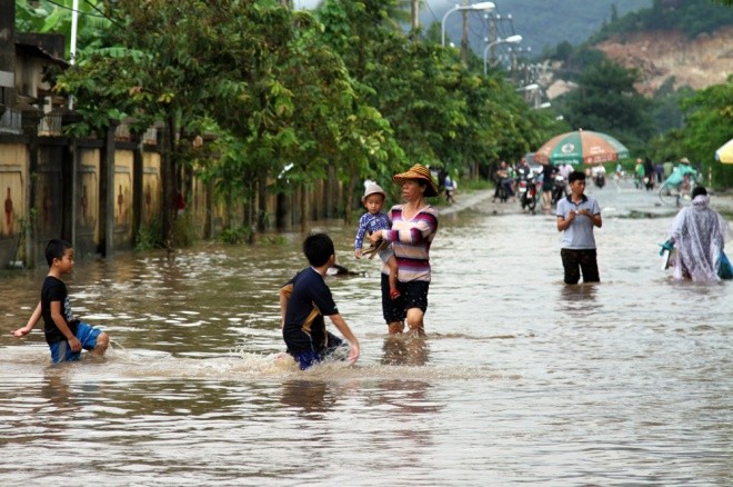 Trường học, bệnh viện ở Nha Trang ngập trong lũ - ảnh 4