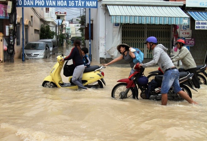 Trường học, bệnh viện ở Nha Trang ngập trong lũ - ảnh 5