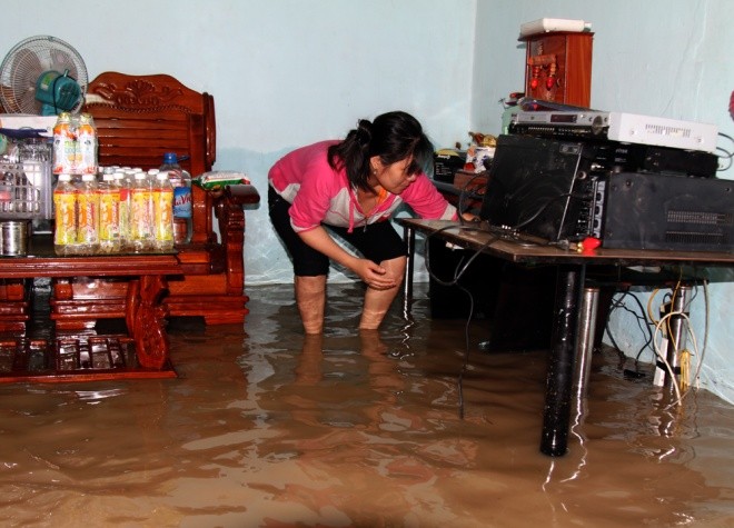 Trường học, bệnh viện ở Nha Trang ngập trong lũ - ảnh 6