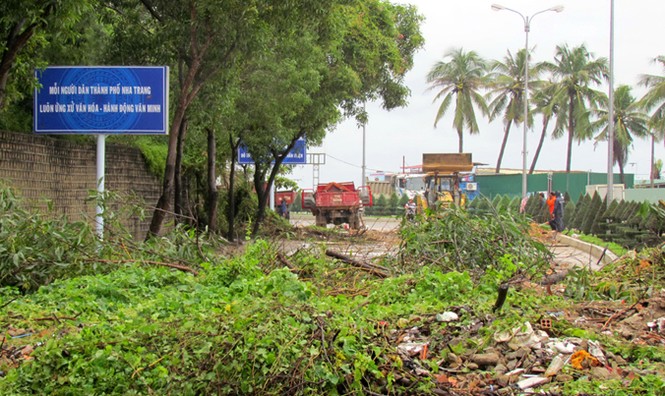 Mưa lớn, nhiều tuyến đường Nha Trang ngập sâu, sạt lở - ảnh 1