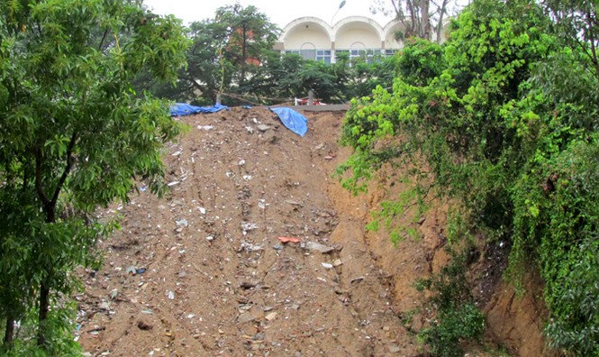 Mưa lớn, nhiều tuyến đường Nha Trang ngập sâu, sạt lở - ảnh 2