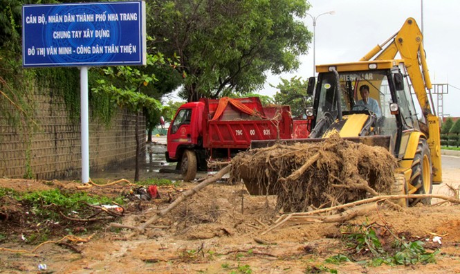 Mưa lớn, nhiều tuyến đường Nha Trang ngập sâu, sạt lở - ảnh 3