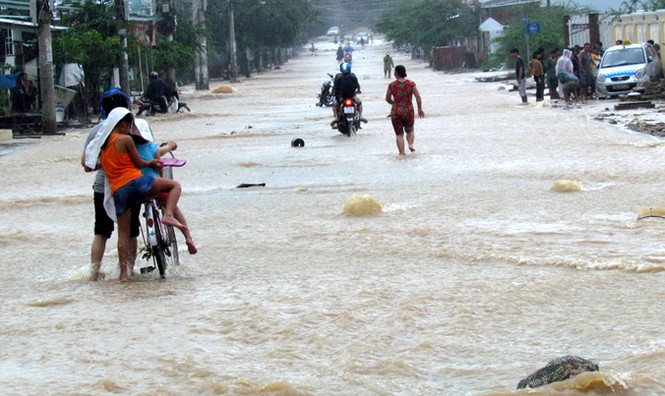Mưa lớn, nhiều tuyến đường Nha Trang ngập sâu, sạt lở - ảnh 4
