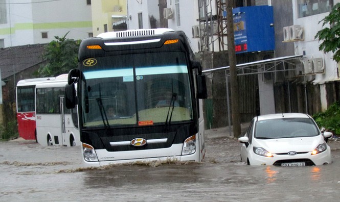 Mưa lớn, nhiều tuyến đường Nha Trang ngập sâu, sạt lở - ảnh 5