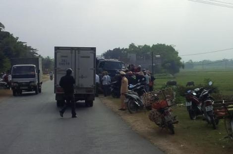 BẢN TIN ATGT: Va chạm với xe tải, cụ ông tử vong tại chỗ - ảnh 4