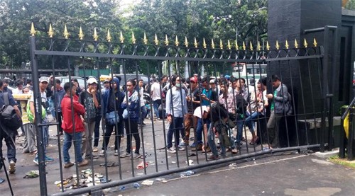 Biển người ở Indonesia xếp hàng mua vé chung kết AFF Cup 2016 - ảnh 2