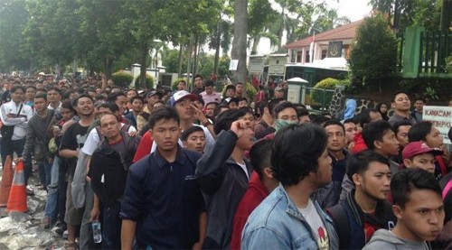 Biển người ở Indonesia xếp hàng mua vé chung kết AFF Cup 2016 - ảnh 1
