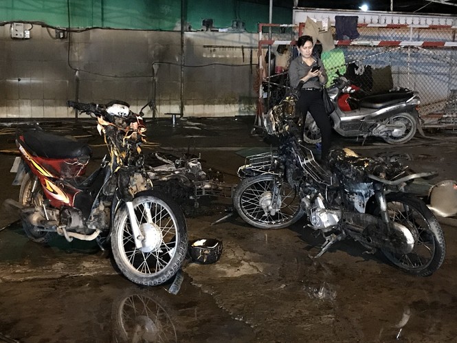 Xe bồn bùng cháy thiêu rụi cây xăng cùng 3 tiệm quần áo - ảnh 4