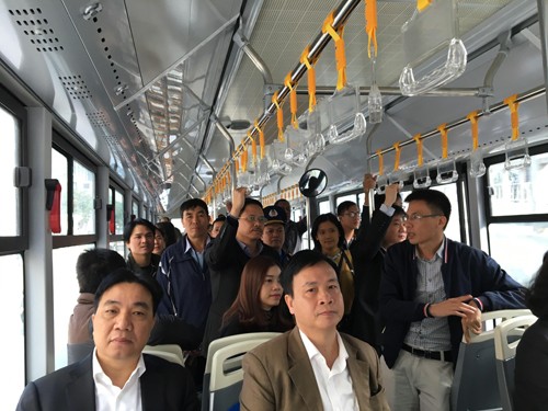 Xe buýt nhanh Hà Nội lần đầu chạy thử - ảnh 1