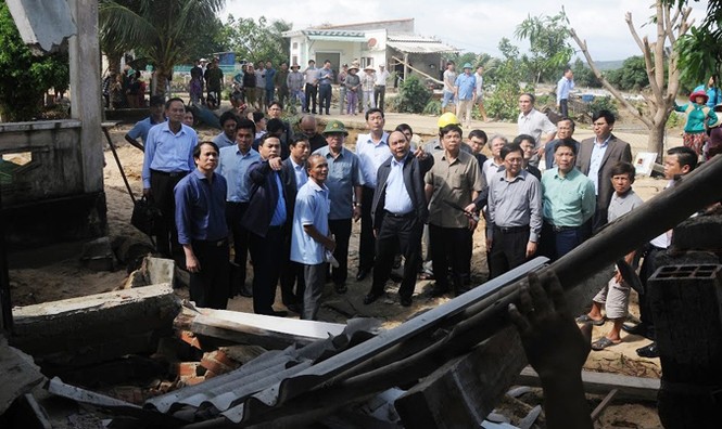 Thủ tướng thăm người dân vùng lũ Bình Định - ảnh 1