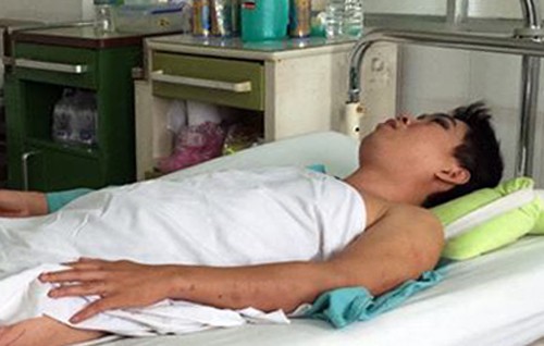 Người cha 2 giờ lấy thân che cho con khi 10 căn nhà đổ sập - ảnh 1