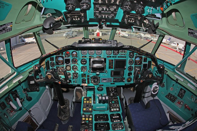 Nhìn gần loại máy bay Tu-154 vừa gặp nạn ở Nga - ảnh 10
