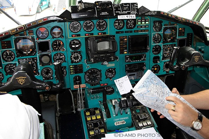 Nhìn gần loại máy bay Tu-154 vừa gặp nạn ở Nga - ảnh 9