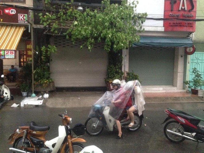 Đường phố TPHCM ngập trong mưa lớn sau kỳ nghỉ Tết - ảnh 2