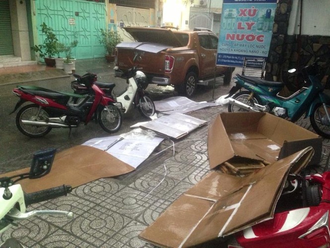 Đường phố TPHCM ngập trong mưa lớn sau kỳ nghỉ Tết - ảnh 4