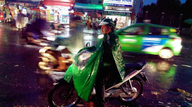 Đường phố TPHCM ngập trong mưa lớn sau kỳ nghỉ Tết - ảnh 9
