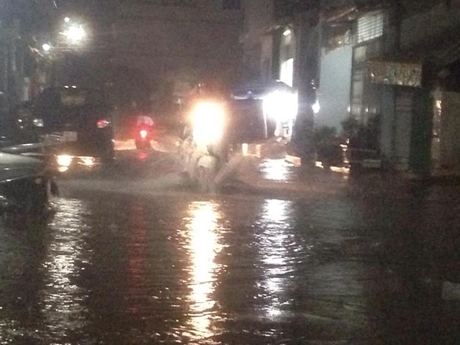 Đường phố TPHCM ngập trong mưa lớn sau kỳ nghỉ Tết - ảnh 10
