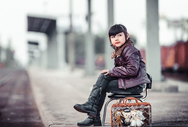Bé gái mang hai dòng máu Việt - Đức 'diễn' đẹp như người mẫu - ảnh 1