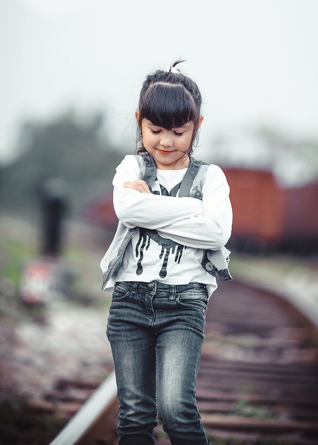 Bé gái mang hai dòng máu Việt - Đức 'diễn' đẹp như người mẫu - ảnh 5