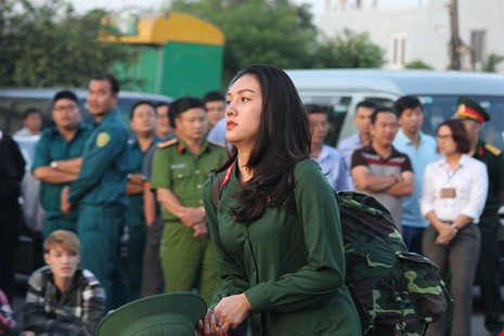 Ngắm nét đẹp của nữ xạ thủ 9x trong lễ giao quân 2017 - ảnh 1