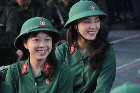 Ngắm nét đẹp của nữ xạ thủ 9x trong lễ giao quân 2017 - ảnh 4