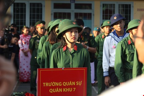 Ngắm nét đẹp của nữ xạ thủ 9x trong lễ giao quân 2017 - ảnh 7