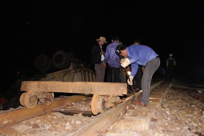 Trắng đêm cứu hộ 3 toa tàu lật để thông tuyến đường sắt - ảnh 3