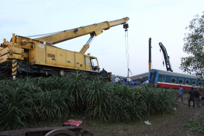 Trắng đêm cứu hộ 3 toa tàu lật để thông tuyến đường sắt - ảnh 8