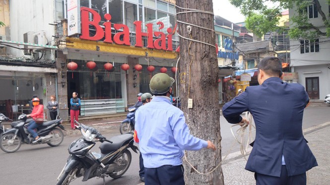 Hà Nội ra quân, người lấn chiếm vỉa hè cuống cuồng thu dọn - ảnh 1