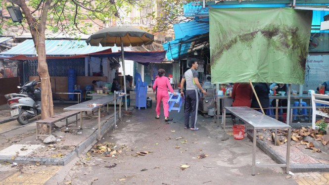 Hà Nội ra quân, người lấn chiếm vỉa hè cuống cuồng thu dọn - ảnh 4