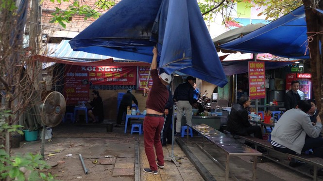 Hà Nội ra quân, người lấn chiếm vỉa hè cuống cuồng thu dọn - ảnh 6