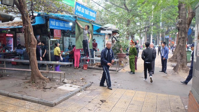 Hà Nội ra quân, người lấn chiếm vỉa hè cuống cuồng thu dọn - ảnh 7