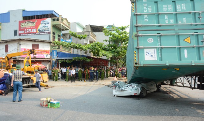 BẢN TIN ATGT: 'Hung thần' xe ben kéo lê lái xe ôm 10 mét tử vong - ảnh 1