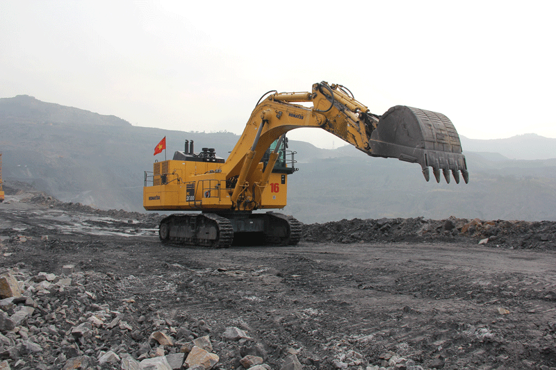 Từ tiền đạo đến lái máy xúc khủng - ảnh 1