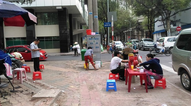 Cận cảnh vỉa hè ở trung tâm TPHCM bị tái chiếm trở lại - ảnh 1