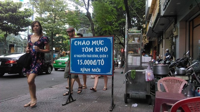 Cận cảnh vỉa hè ở trung tâm TPHCM bị tái chiếm trở lại - ảnh 3
