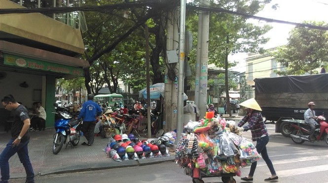 Cận cảnh vỉa hè ở trung tâm TPHCM bị tái chiếm trở lại - ảnh 4