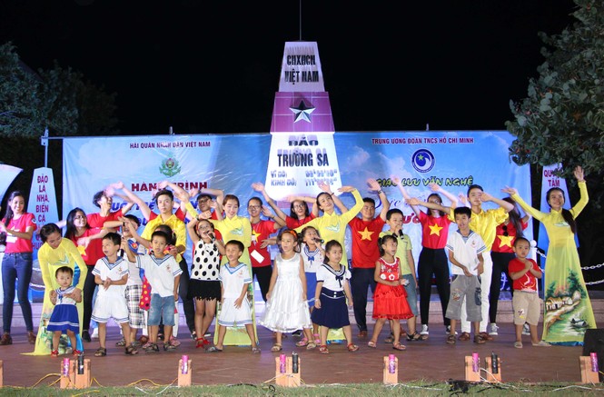 Ấm tình quân dân nơi huyện đảo Trường Sa - ảnh 16