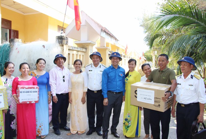 Ấm tình quân dân nơi huyện đảo Trường Sa - ảnh 17