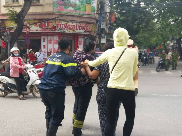 Giải cứu 4 người trong 2 căn nhà bị cháy ở Hải Phòng - ảnh 2
