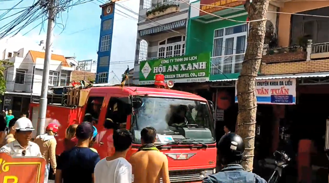 Hốt hoảng vì nhà trong phố cổ Hội An bất ngờ phát hoả - ảnh 1