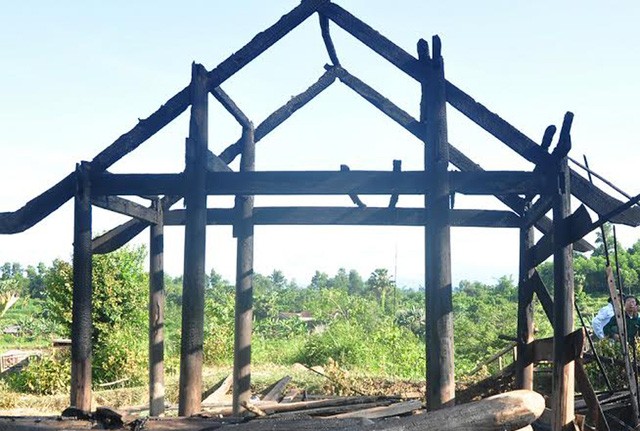 Hai cha con mất nhà trong biển lửa, gió Lào - ảnh 1